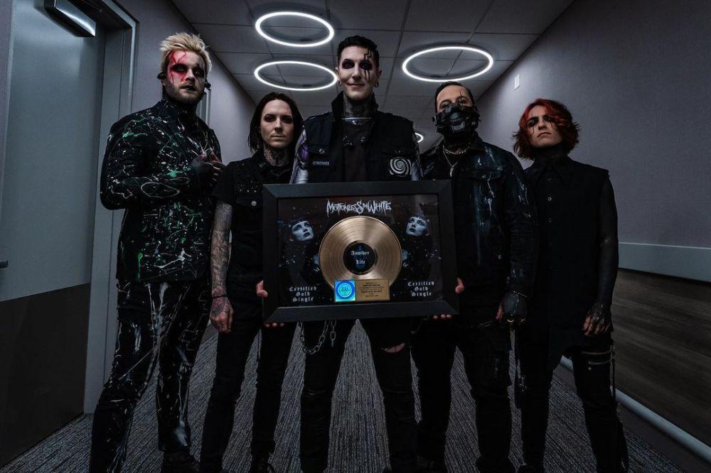 5 Lagu Isu Mental Health di Album 'Disguise' Milik Motionless In White