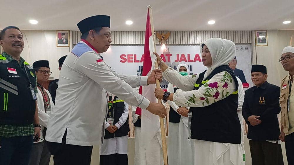 Pelepasan jemaah haji kloter 43 atau terakhir di Embarkasi Makassar, Rabu malam (21/6/2023). (Dok. PPIH Embarkasi Makassar)