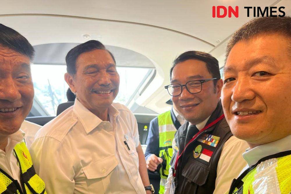Menko Maritim dan Investasi Luhut Panjaitan dan Gubernur Jawa Barat Ridwan Kamil berada di lokomotif terdepan saat uji coba Kereta Cepat Jakarta-Bandung pada Kamis (22/6/2023). (IDN Times/Uni Lubis)
