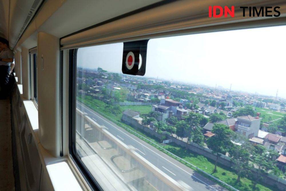 View dari dalam Kereta Cepat Jakarta-Bandung (IDN Times/Aldila Muharma)