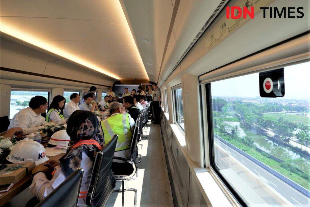 View dari dalam Kereta Cepat Jakarta-Bandung (IDN Times/Aldila Muharma)