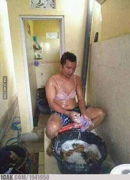 momen kocak orang membersihkan sesuatu (1cak.com/1941950)