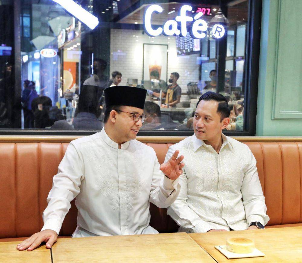 Ketua Umum Partai Demokrat, Agus Harimurti Yudhoyono (AHY) (kanan) ketika berbincang dengan Anies Baswedan sebelum boarding pesawat menuju ke Arab Saudi. (Dokumentasi Partai Demokrat)