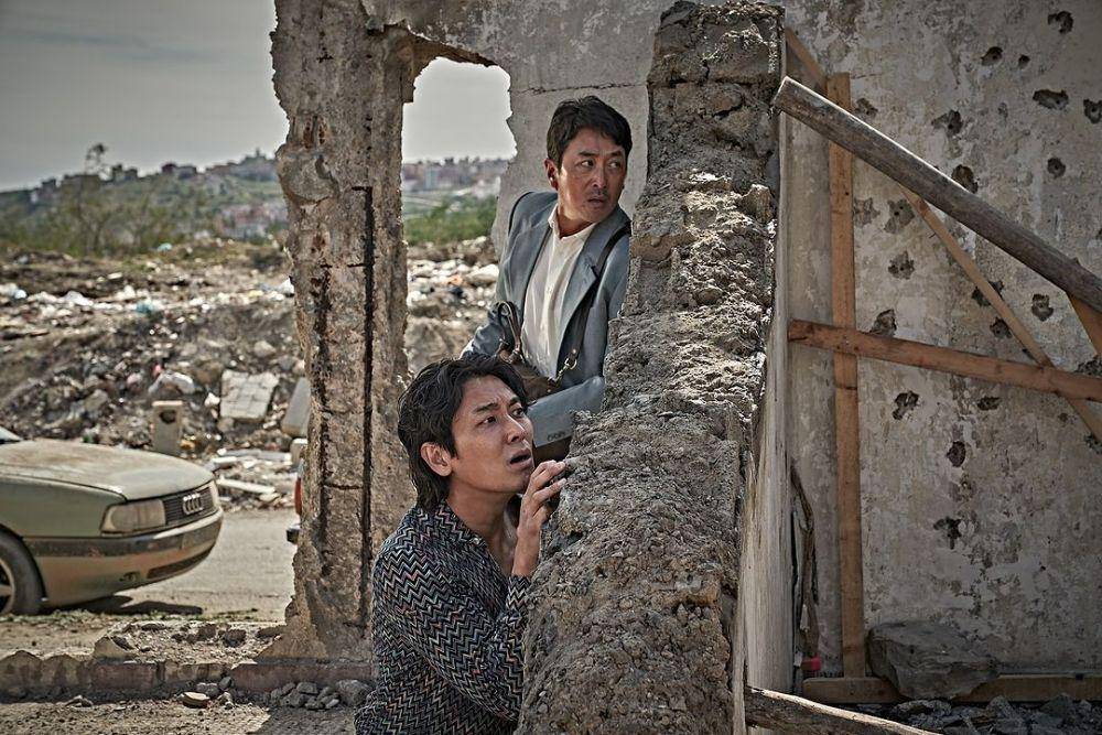 cuplikan Ha Jung Woo dan Ju Ji Hoon di film Unofficial Operation (instagram.com/showbox.movie)