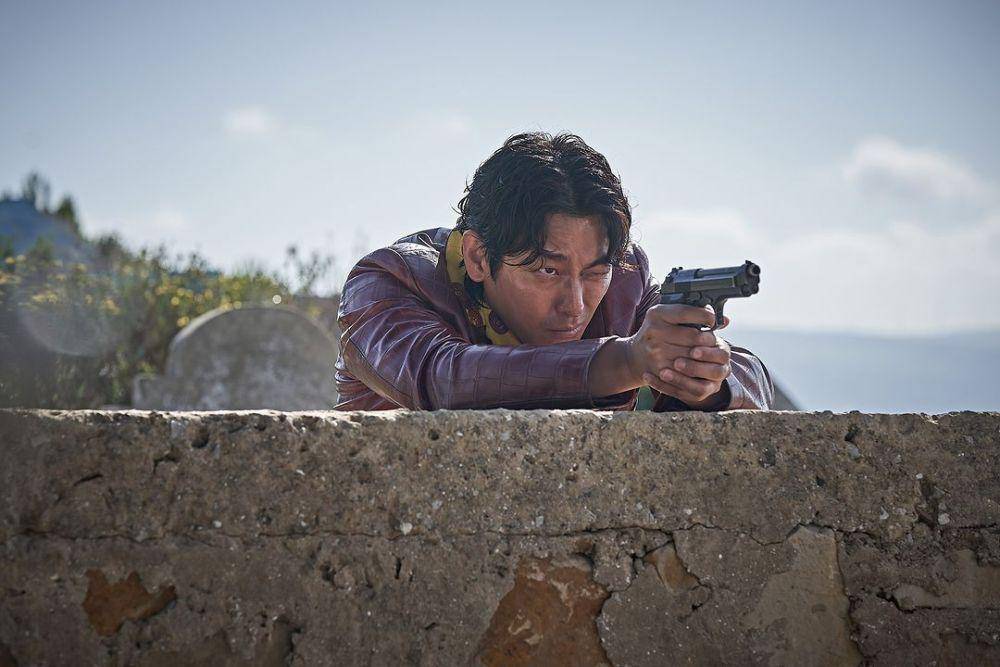 cuplikan Ju Ji Hoon di film Unofficial Operation (instagram.com/showbox.movie)