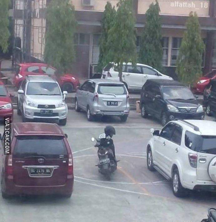 mahasiswa parkir motor sembarang (1cak.com)