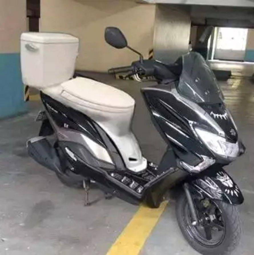 mahasiswa parkir motor sembarang (1cak.com)