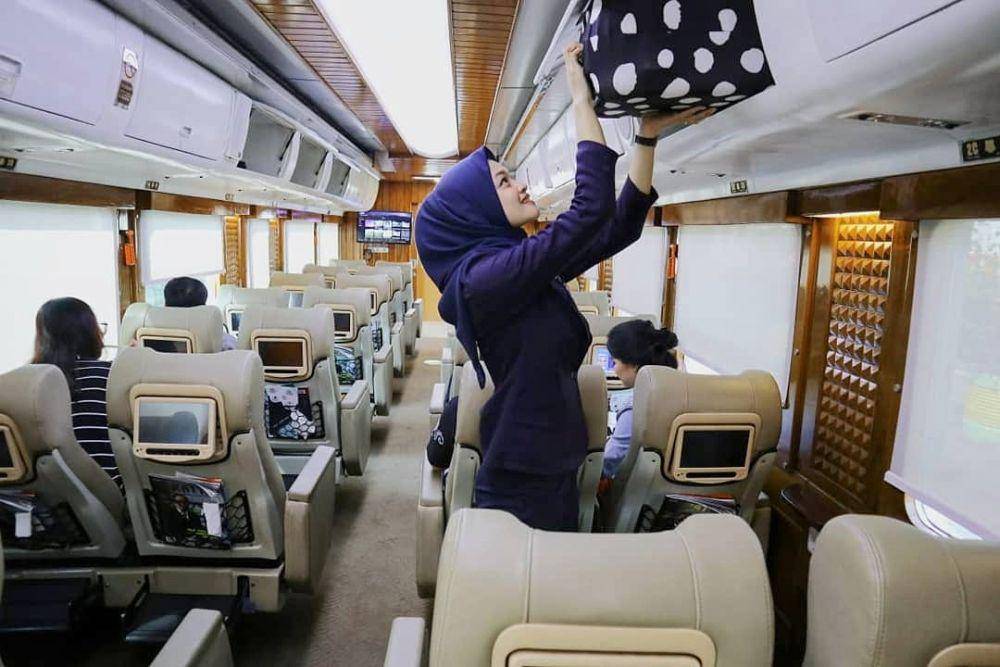 Pramugari membantu menata barang penumpang (facebook.com/keretaapikita)
