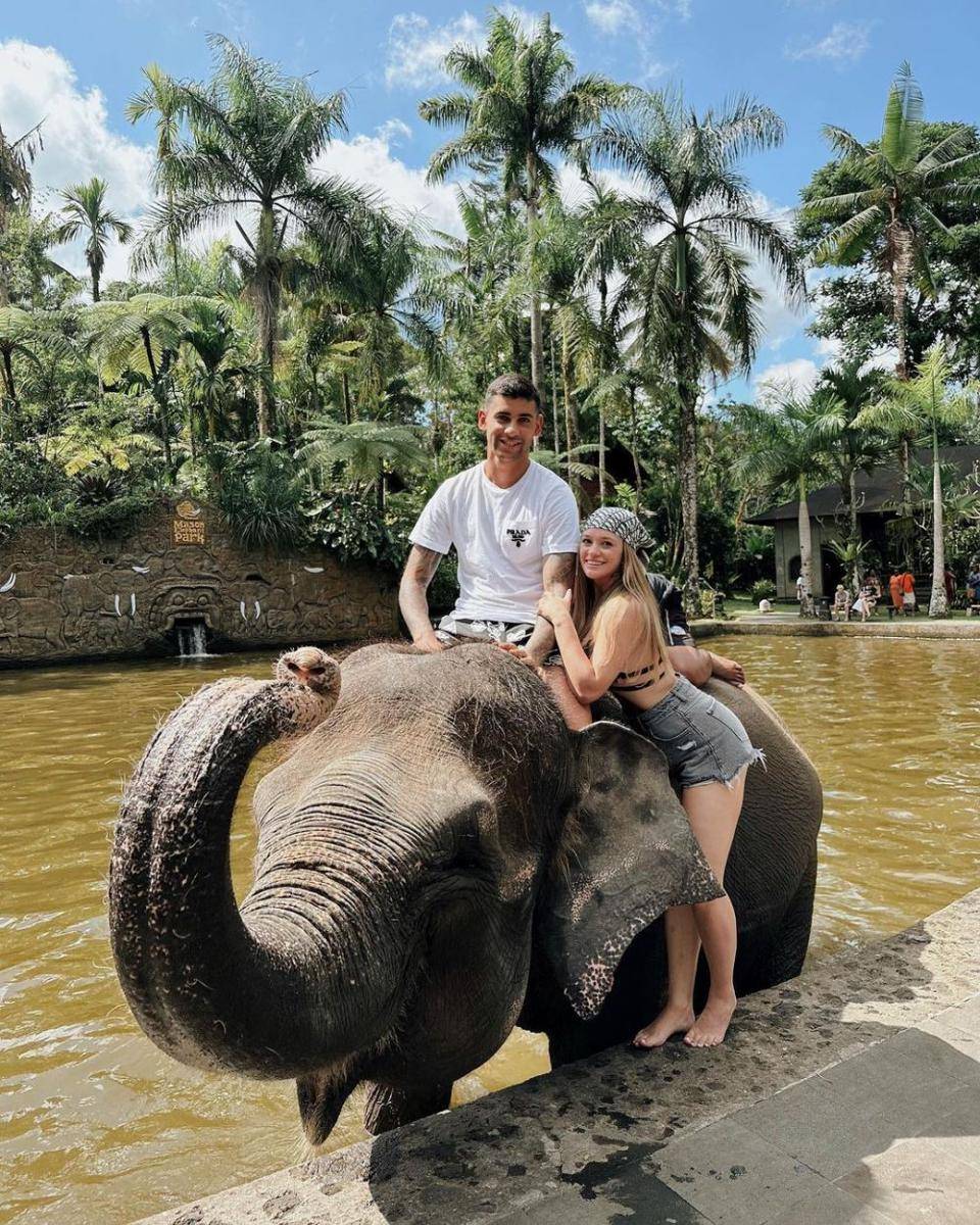 Cristian Romero saat mengunjungi Manson Elephant Park di Desa Taro. (Instagram.com/cutiromero2)
