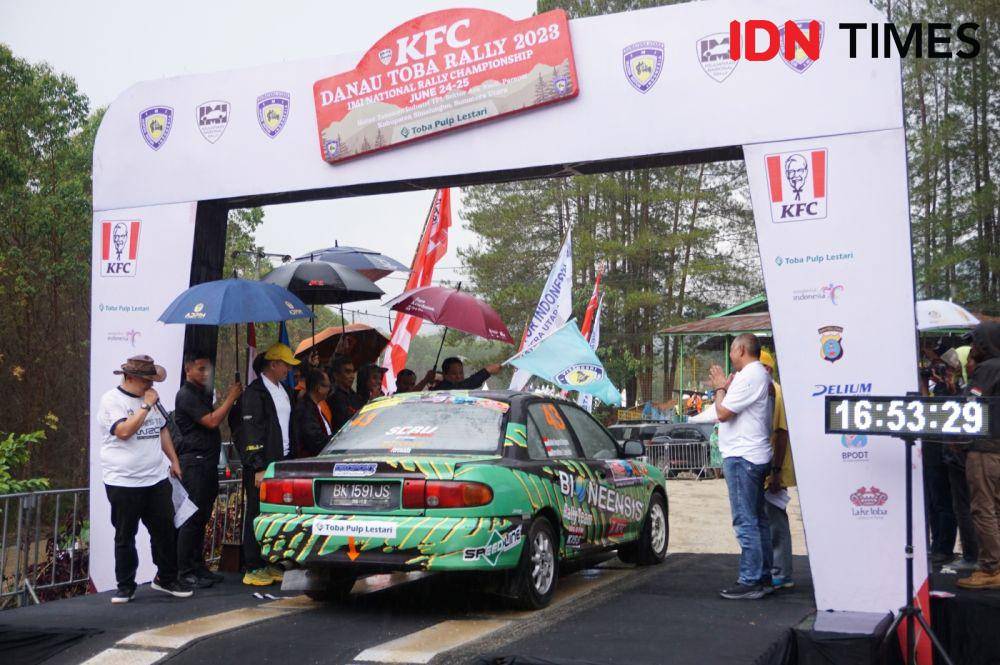 Wagub Sumut Musa Rajekshah saat melepas peserta pada ceremonial start Kejurnas Reli Seri I Danau Toba 2023, Jumat (23/6/2023) (IDN Times/Doni Hermawan)