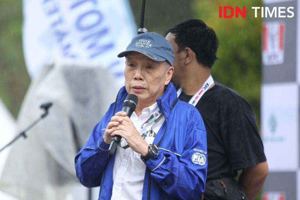 Ketua Badan Pengawas IMI Jeffrey JP saat cereminial start Kejurnas Reli putaran I Danau Toba (IDN Times/Doni Hermawan)