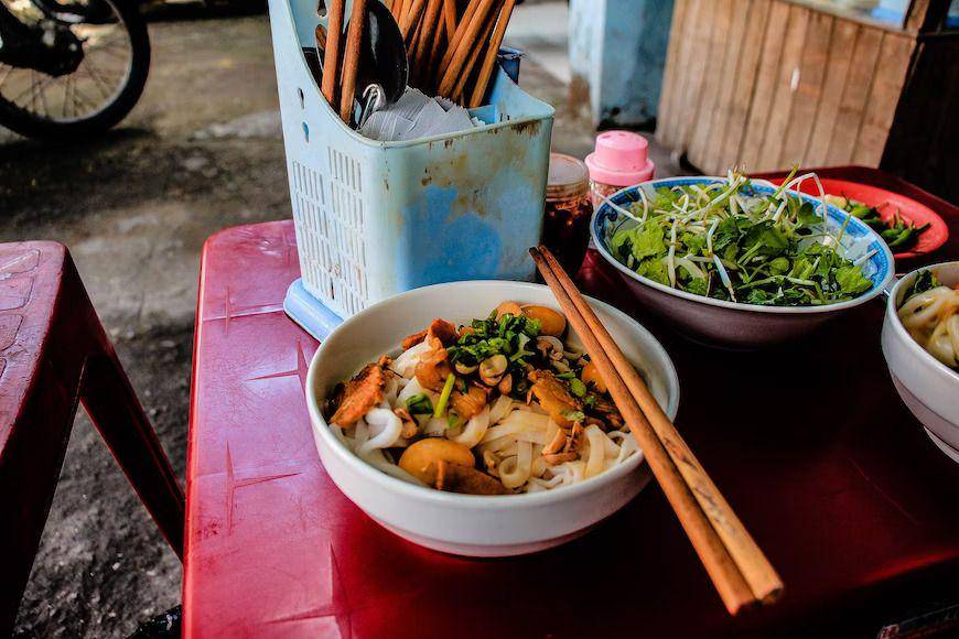 ilustrasi mencoba makanan Vietnam (unsplash.com/René DeAnda)