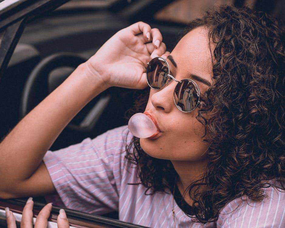 ilustrasi mengunyah permen karet (pexels.com/Vitor Monthay)