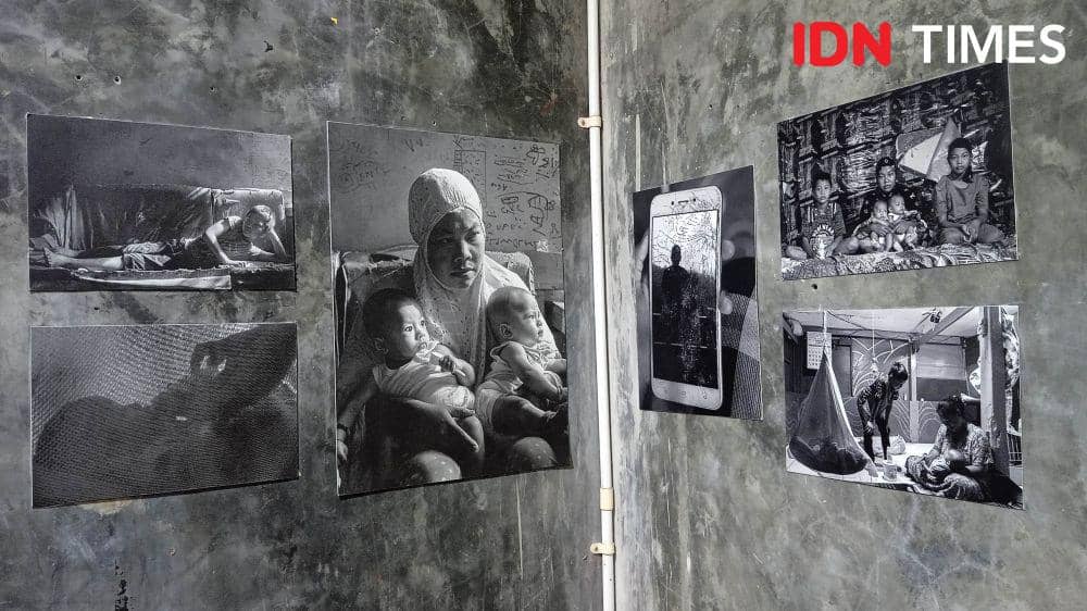 Foto cerita berjudul "Tertatih dalam Himpitan Pandemi" karya Iqbal Lubis yang dipamerkan dalam pameran foto "Pagebluk di Akar Rumput" yang berlangsung di Rumata' ArtSpace Makassar, Rabu 21 Juni 2023. (IDN Times/Achmad Hidayat Alsair)