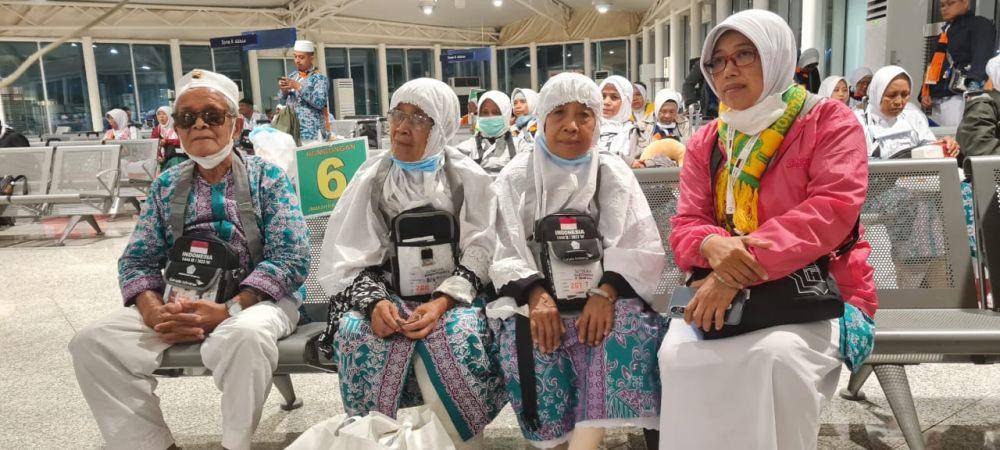 Mbah Barodin dan kedua istrinya naik haji (MCH Kemenag)