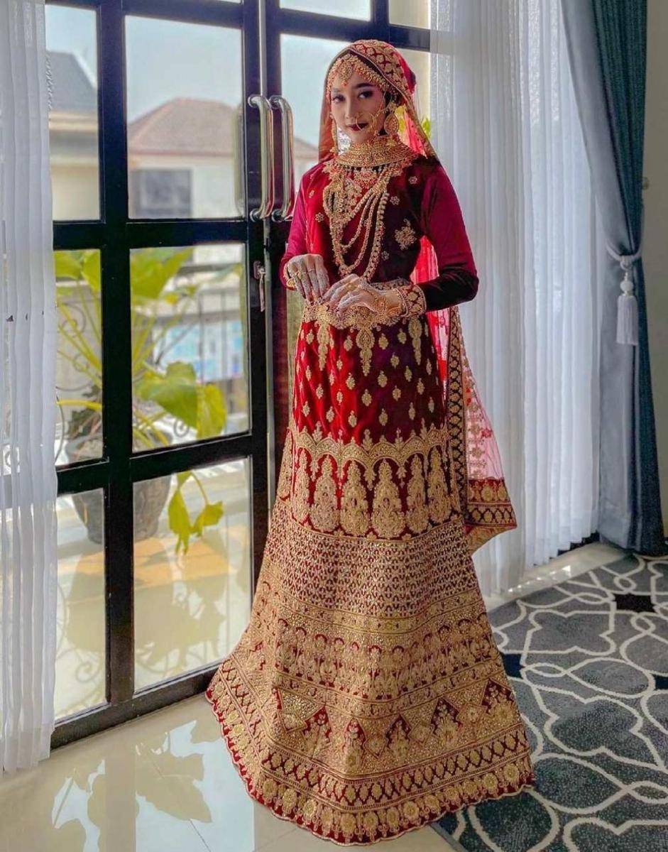 Kebaya dan dress pernikahan merah (instagram.com/_nbillaa)