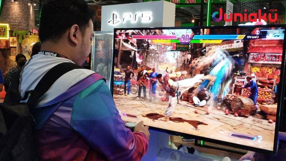Fahrul Nurullah mencoba Street Fighter 6. (GGWP.id/Meka Medina)
