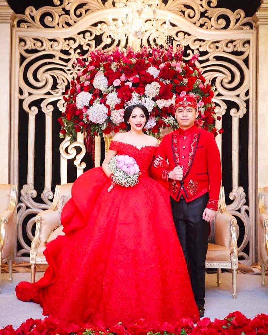 Kebaya dan dress pernikahan merah (instagram.com/itskeziakaramoy)