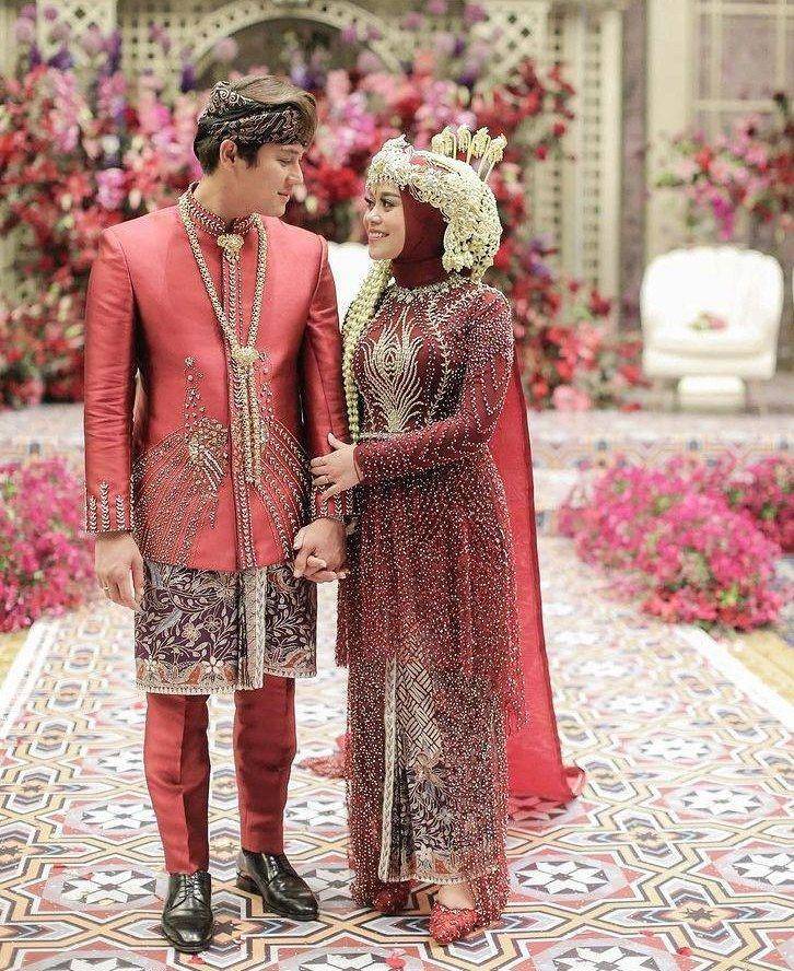 Kebaya dan dress pernikahan merah (instagram.com/lestykejora)