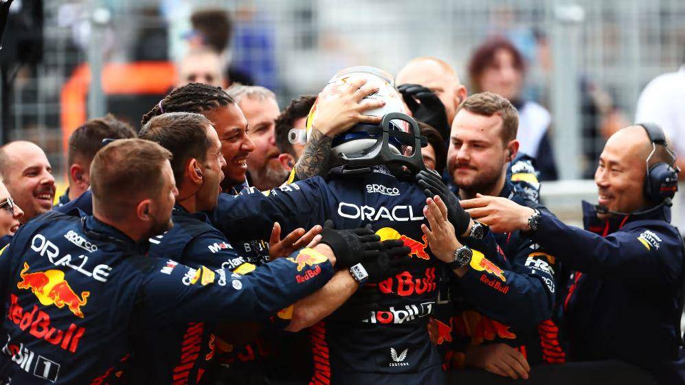 Max Verstappen berpelukan dengan kru Red Bull setelah finis pertama di GP Kanada 2023. (formula1.com)