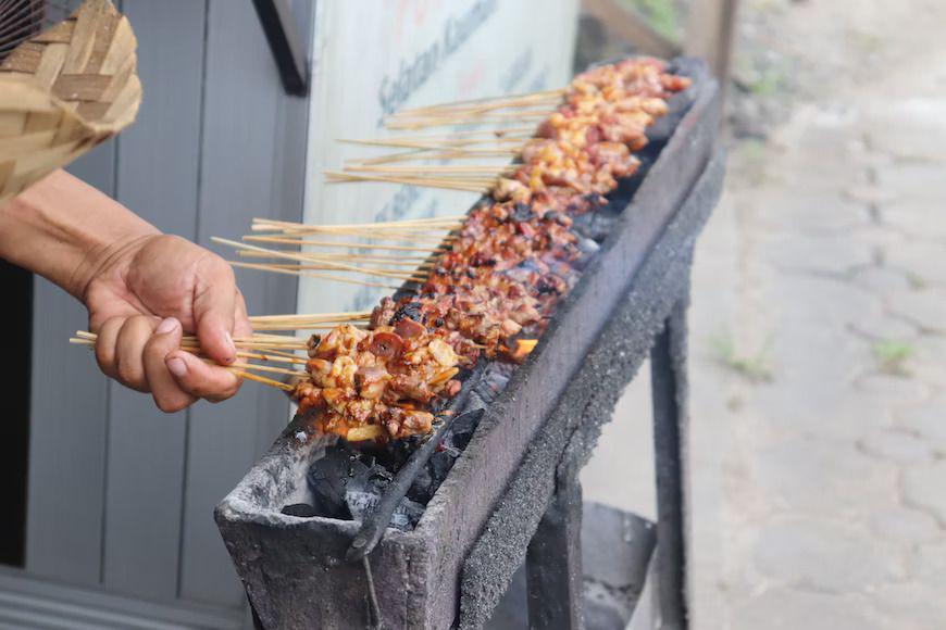 Membakar Sate dengan Arang Vs Teflon, Bagus Mana?