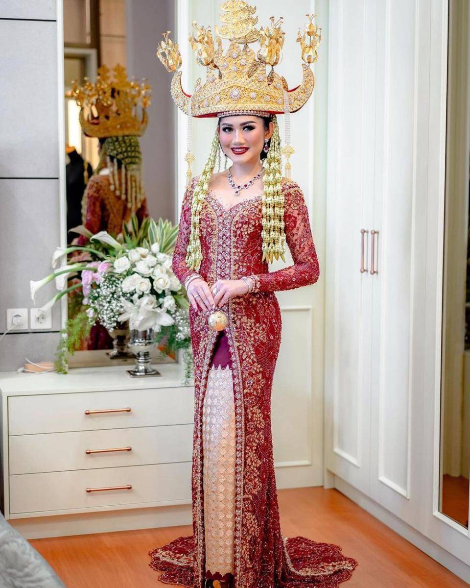 Kebaya dan dress pernikahan merah (instagram.com/myrnamyura)