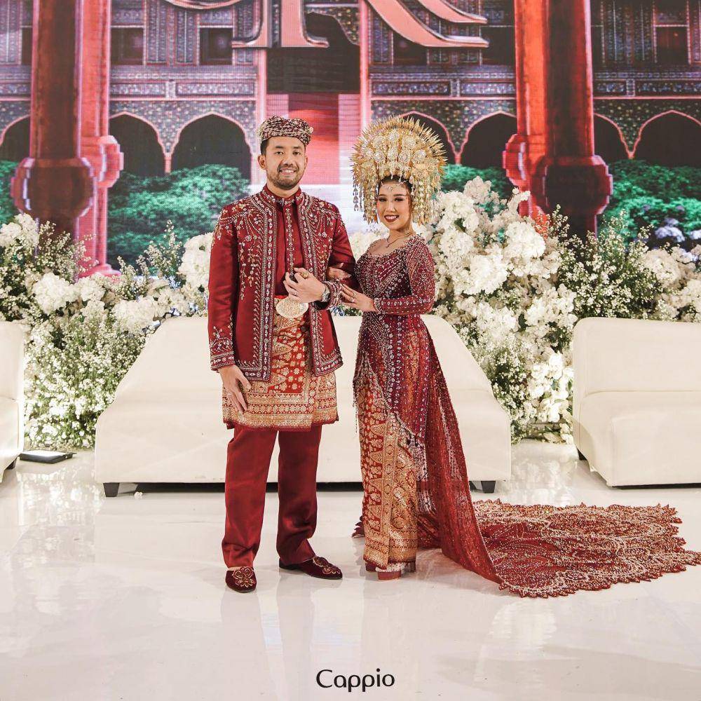 Kebaya dan dress pernikahan merah (instagram.com/myrnamyura)