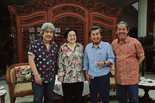 Ketua Umum PDI Perjuangan Megawati Soekarnoputri menerima grup legendaris Bimbo di kediamannya, di Menteng, Jumat (23/6/2023). (Dok. PDIP)