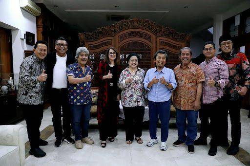 Megawati didampingi Bendahara Umum PDIP Olly Dondokambey, Ketua DPP PDIP Eriko Sotarduga, Wakil Ketua Panitia Bulan Bung Karno Ono Surono serta mantan Kepala Badan Ekonomi Kreatif Triawan Munaf menyambut kelompok penyanyi legendaris asal Bandung itu. (Dok. PDIP)