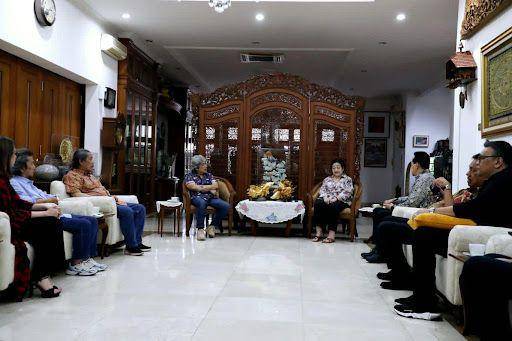Ketua Umum PDI Perjuangan Megawati Soekarnoputri menerima grup legendaris Bimbo di kediamannya, di Menteng, Jumat (23/6/2023). (Dok. PDIP)