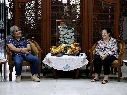 Ketua Umum PDI Perjuangan Megawati Soekarnoputri menerima grup legendaris Bimbo di kediamannya, di Menteng, Jumat (23/6/2023). (Dok. PDIP)