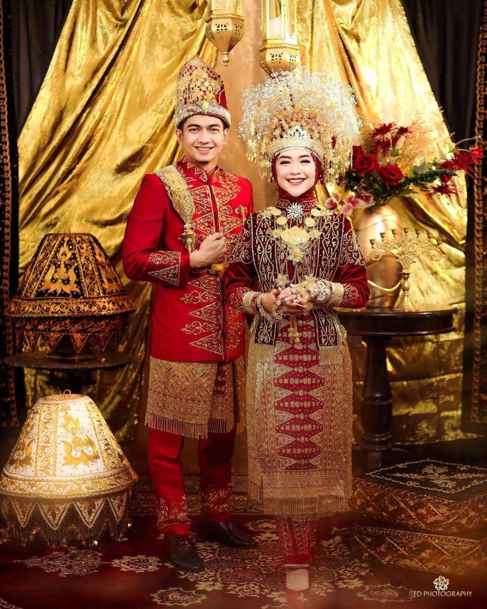 Kebaya dan dress pernikahan merah (instagram.com/riaricis1795)