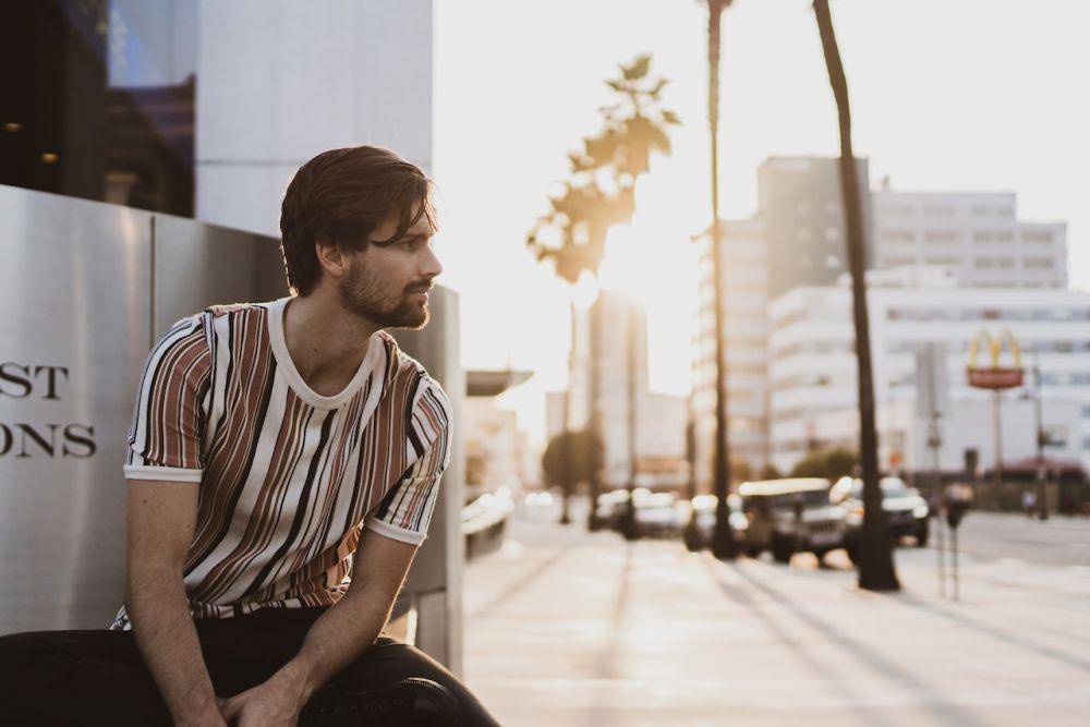 ilustrasi pria candid (pexels.com/james reyes)