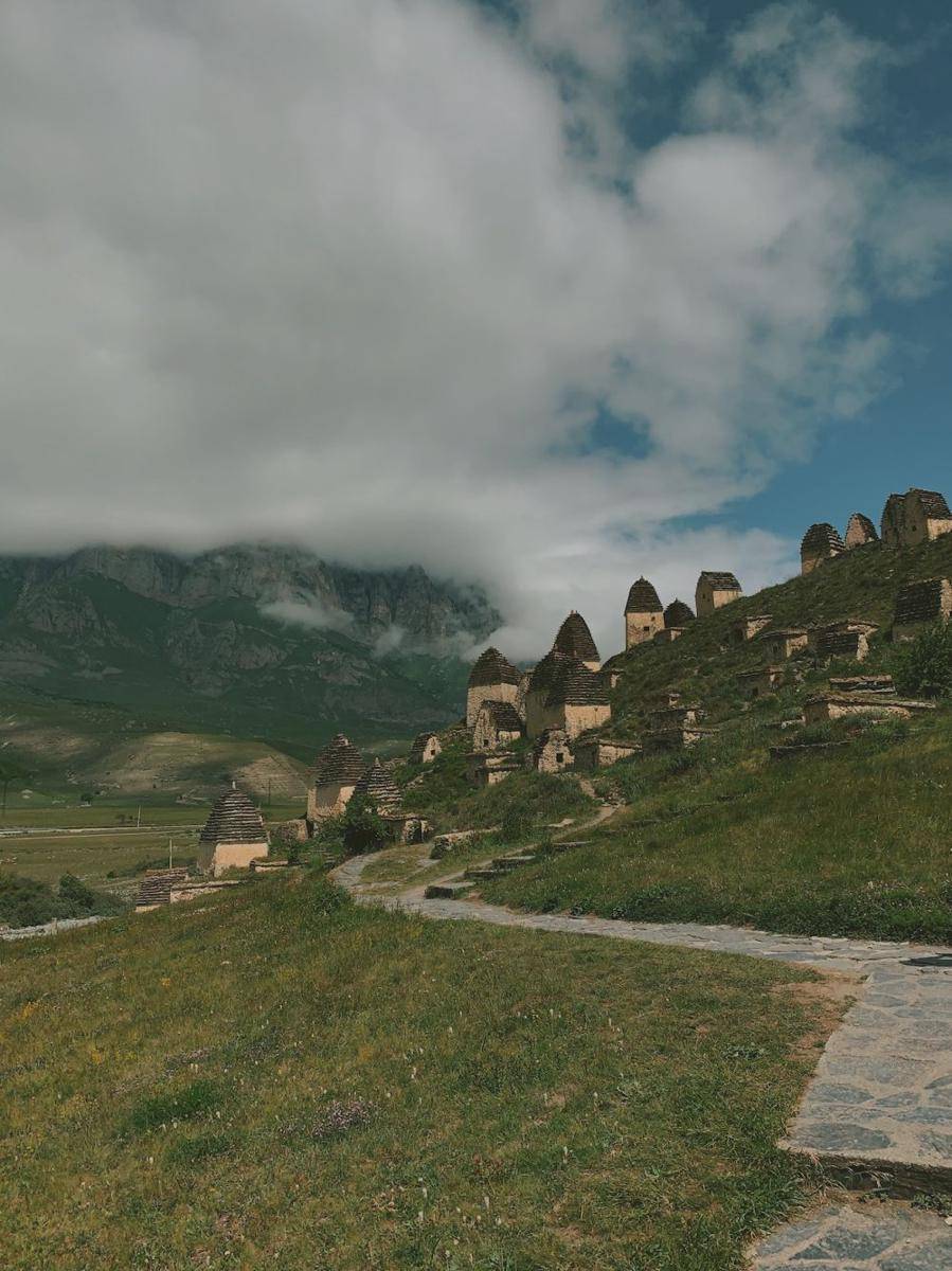 Kota Dargavs, Rusia (pexels.com/Julia C)
