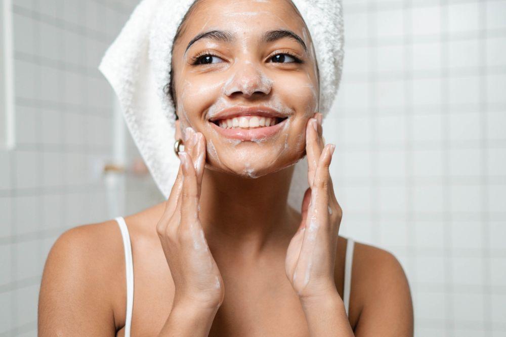 5 Rekomendasi Facial Cleanser untuk Memperbaiki Skin Barrier