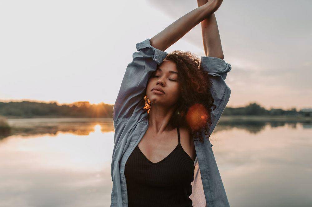 ilustrasi wanita di tepi danau (pexels.com/vlada karpovich)
