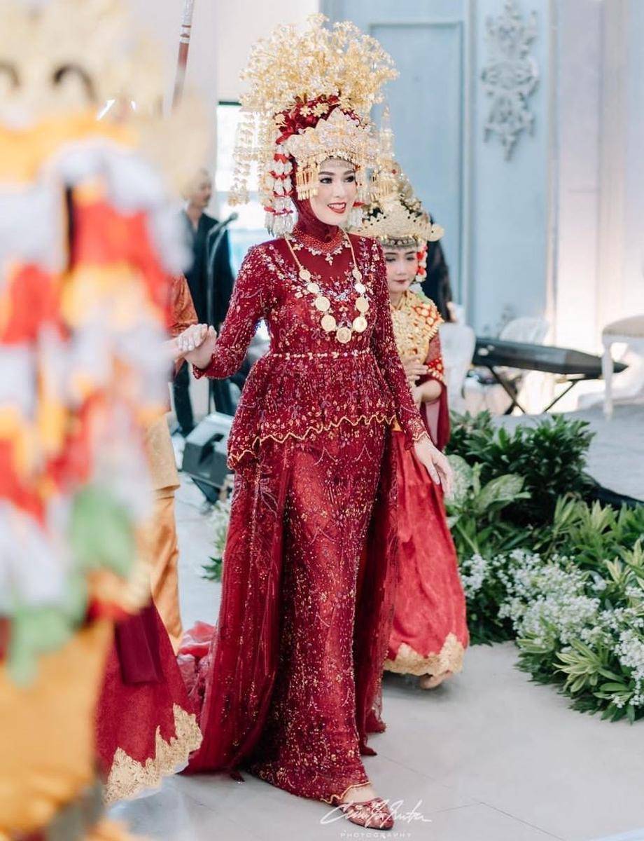 Kebaya dan dress pernikahan merah (instagram.com/indahninayusti)