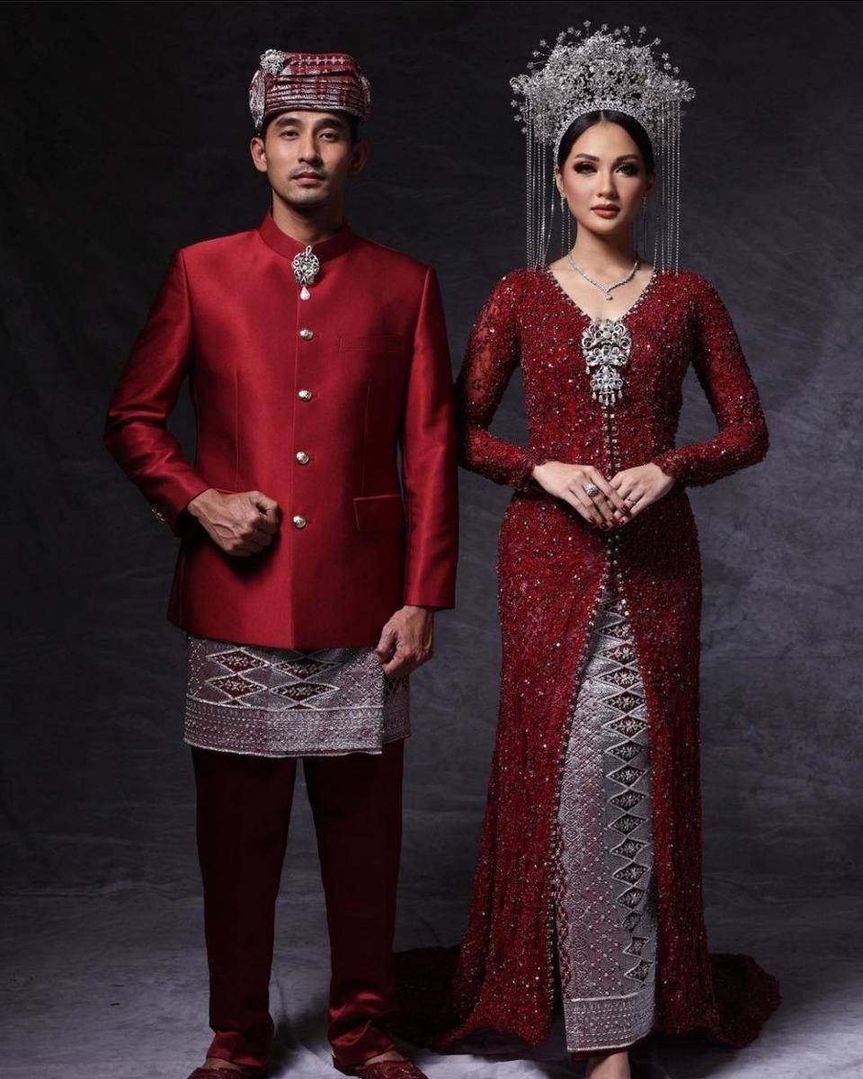 Kebaya dan dress pernikahan merah (instagram.com/redberrywedding)