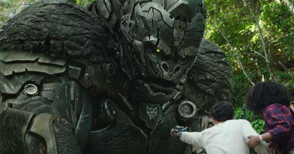 Optimus Primal bertemu Noah dan Elena ( Dok. Paramount Pictures / Transformers: Rise of the Beasts )