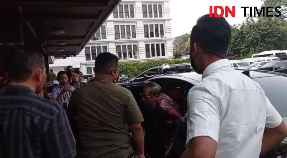 Menteri Koordinator Bidang Politik, Hukum dan Keamanan, Mahfud MD tiba di Kemenko Polhukam, Jakarta Pusat pada 24 Juni 2023. (IDN Times/Santi Dewi)