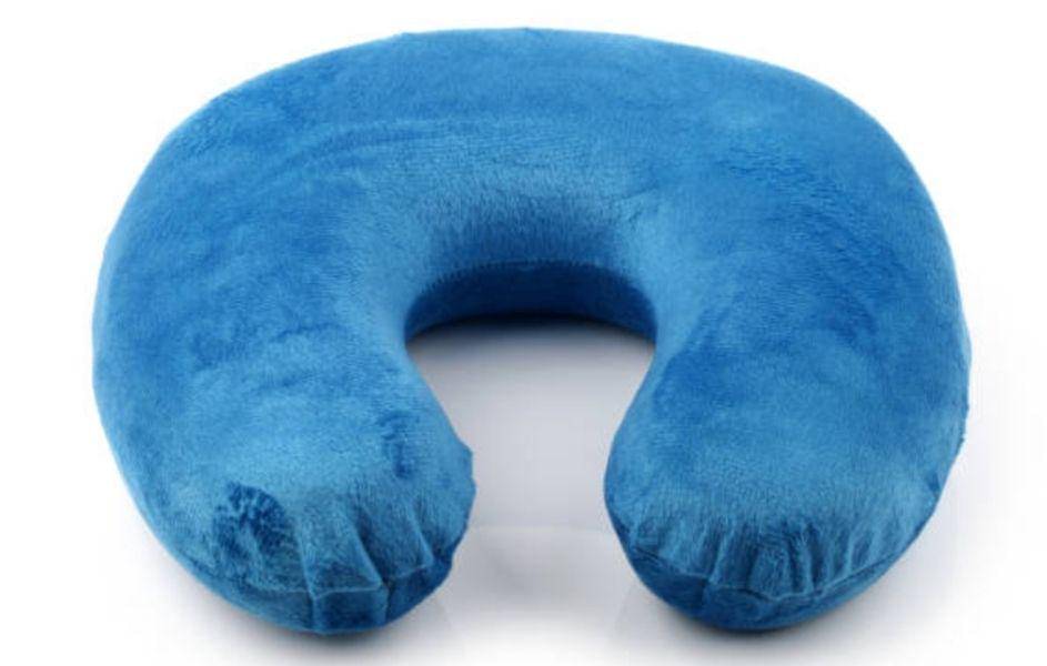 ilustrasi bantal leher (istockphoto.com/chengyuzheng)