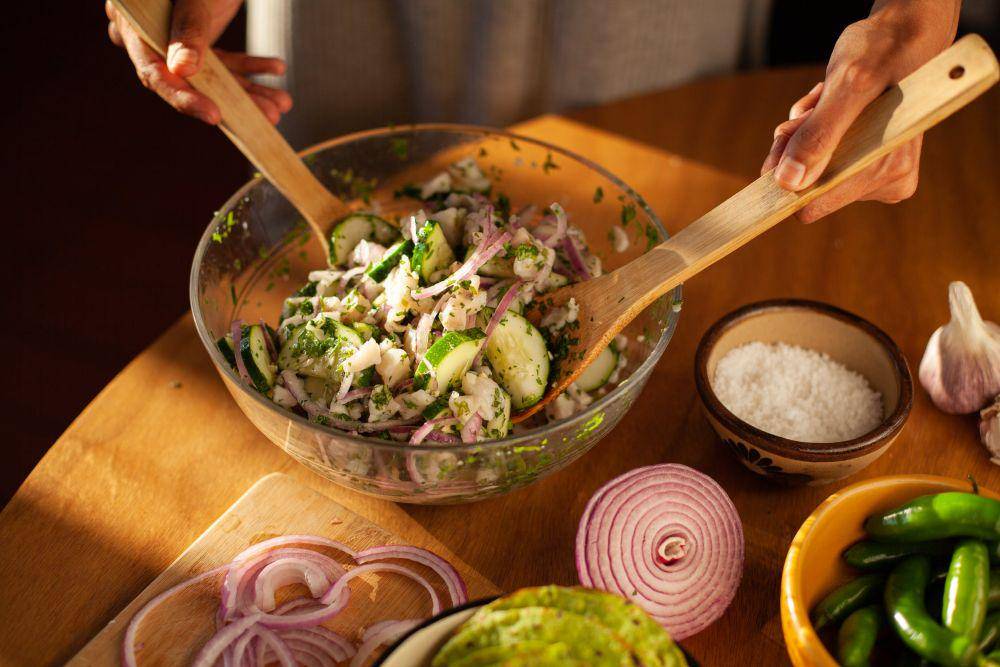 ilustrasi mengaduk salad (pexels.com/Los Muertos Crew)