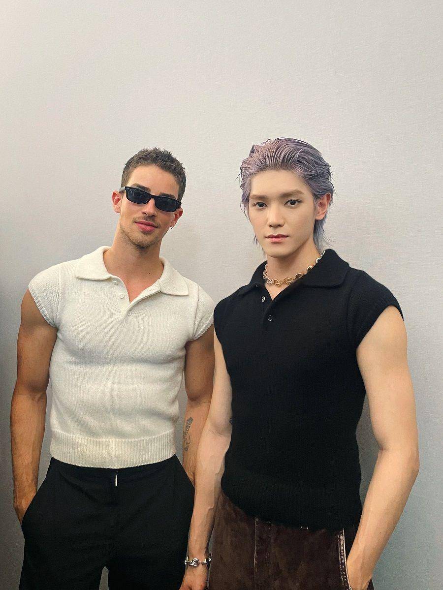 Taeyong NCT dan Manu Rios di LOEWE Spring Summer 2024 Men’s Runway (twitter.com/NCTsmtown)