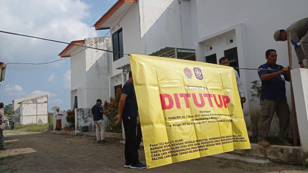 Salahgunakan Tanah Kas Desa Satpol PP Segel Kompleks dan Lapangan Bola