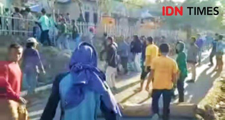 Foto massa saat melakukan pengrusakan terhadap rumah Jamaludin (Dok/Istimewa)