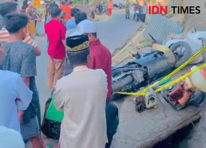 Foto motor dan barang milik Jamaludin yang dilempar keluar dari rumah oleh massa (Dok/Istimewa)