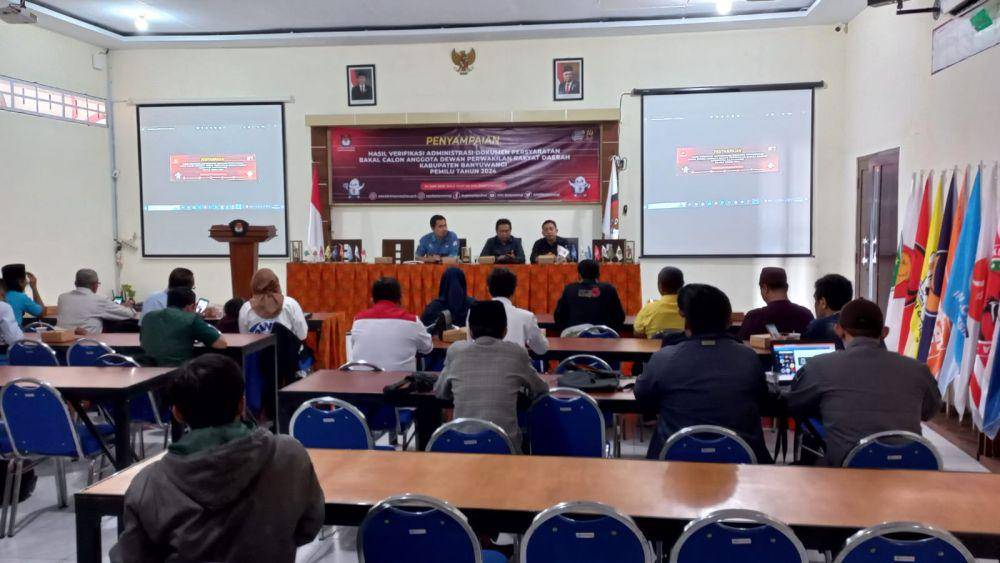 Pengumuman hasil verifikasi administrasi pencalonan di KPU Banyuwangi. (FOTO: IDN Times/ Agung Sedana)