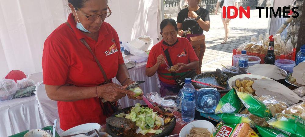 Rujak Kacang Ikonik Di Tanah Lot, 23 Tahun Jualan