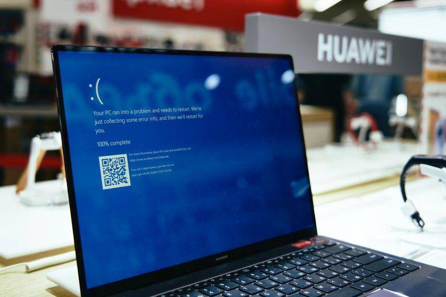ilustrasi your pc ran into a problem (unsplash.com/Maxim Tolchinskiy)