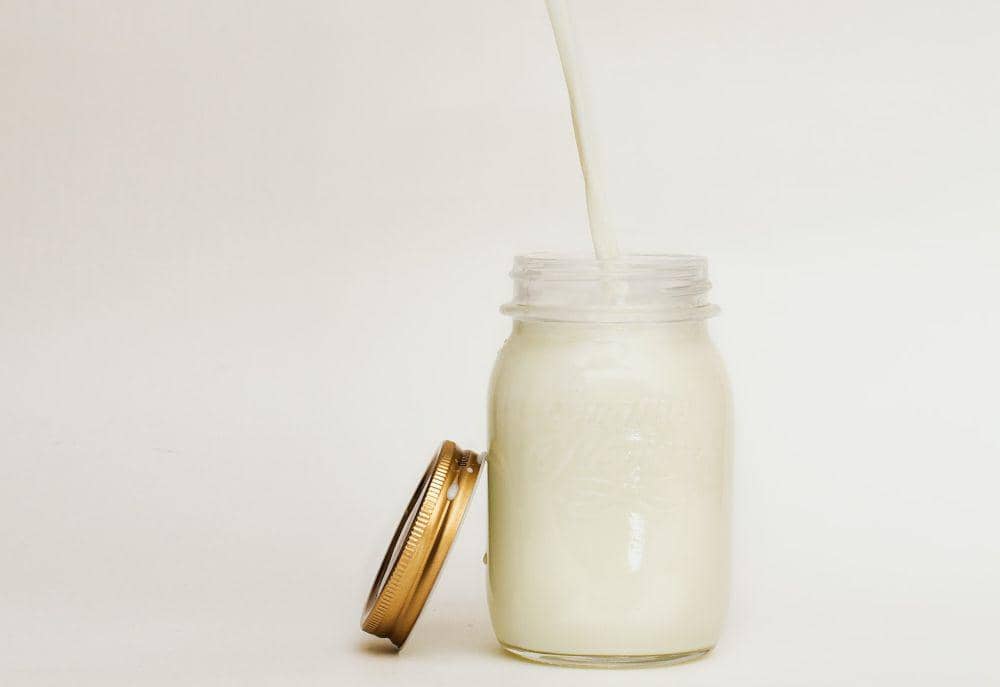 ilustrasi santan cair dalam wadah (unsplash.com/Nikolai Chernichenko)